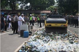 Ribuan botol miras hasil razia dimusnahkan di halaman Mapolres Kuningan.